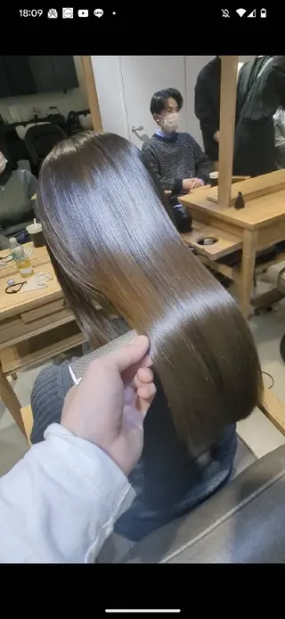 ロング ⭕鏡のような劇艶/ 賀川サトシ⭕️のヘアスタイル