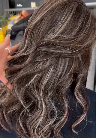 ロング カラー 表参道/ハイライト バレイヤージュのヘアスタイル