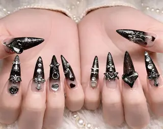 ロング ニュ クインのネイルデザイン