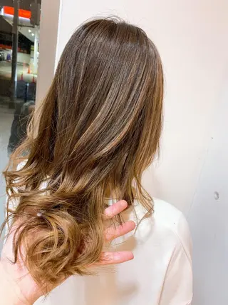 セミロング カラー パーマ 白髪ぼかしハイライト 柳川拓哉のヘアスタイル