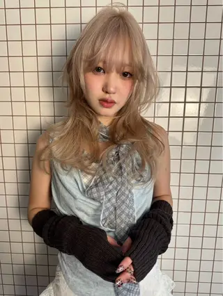 ミディアム 💛艶感ハイトーン/ ブリーチ縮毛💛のヘアスタイル