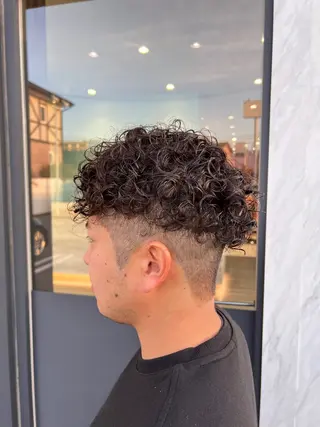 ショート パーマ メンズ 志田 ほん/ インナーカラーのヘアスタイル