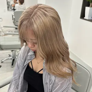 セミロング REAL 心斎橋所属・ブリーチ/ベージュ /デザイン/ナツミのヘアスタイル