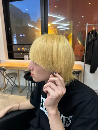 ショート 奥本 侑 ハイトーン、髪質改善のヘアスタイル