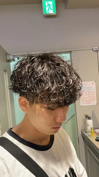 セミロング パーマ ヘアアレンジ メンズ 艶カラー の達人のヘアスタイル