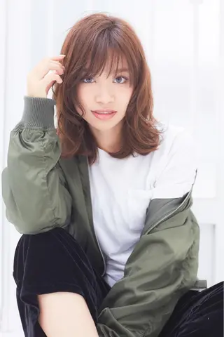 ミディアム カラー 朝比奈 志保のヘアスタイル