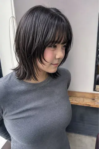 ミディアム ウシロダ メグミのヘアスタイル