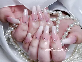 ネイル Nailsalon Vi+ももか🩷のネイルデザイン