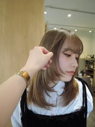 セミロング YUI／レイヤー カット/透明感カラーのヘアスタイル