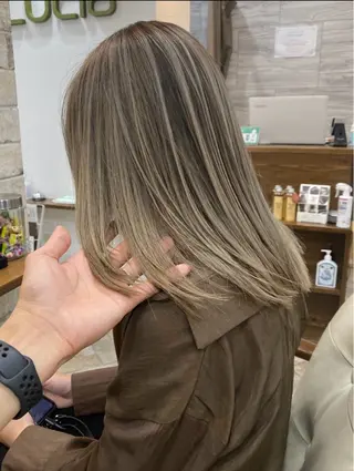 セミロング カラー ハイライト、レイヤー カット/西梅田/中西のヘアスタイル