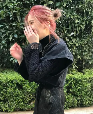 ミディアム TOMOYAレイヤー ブリーチ縮毛矯正のヘアスタイル