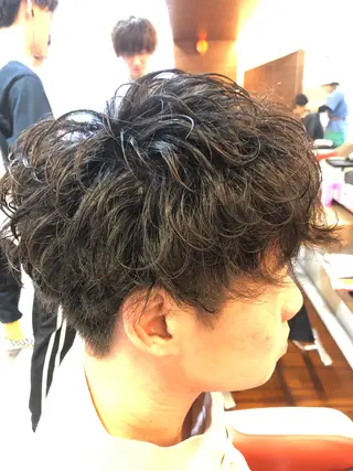 ショート パーマ メンズ 塩谷黎✨ブリーチ無W カラーメンズパーマ✨のヘアスタイル