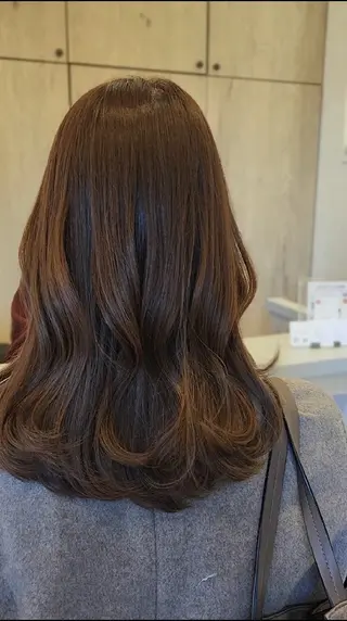 セミロング カラー “垢抜けパーマヘア” 佐藤ジルのヘアスタイル