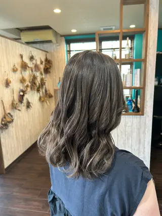 ミディアム カラー 早坂 さくらのヘアスタイル