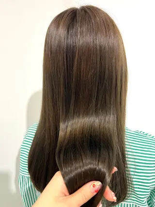 ロング 新井 友菜のヘアスタイル