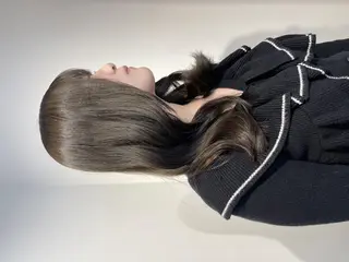 セミロング カラー 生涯の”美”パートナ ーQUATRO鈴木のヘアスタイル