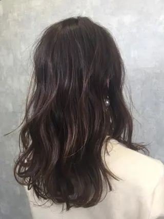 ミディアム 色白に見える暗髪 梅田・増田のヘアスタイル