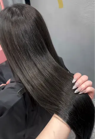 ロング カラー 𝑴𝑶𝑲𝑨渋谷 トレンド韓国ヘア🩷のヘアスタイル