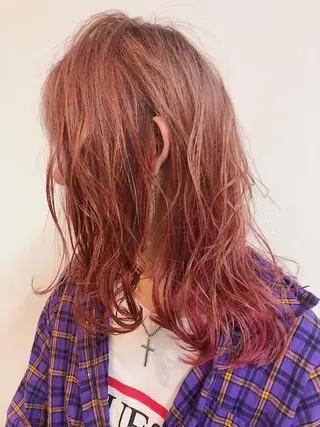 ミディアム カラー 360°キレイな ショートカットのヘアスタイル