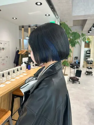 ショート カラー レイヤー/顔まわり カット/地毛風カラーのヘアスタイル