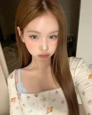 カラー 韓国アンニュイ/ アミのヘアスタイル