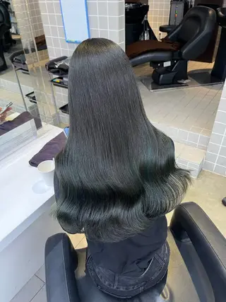 セミロング 寒色＆ブリーチ特化 寒色MiOのヘアスタイル