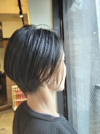 ショート カラー alushe 岡 陽子のヘアスタイル
