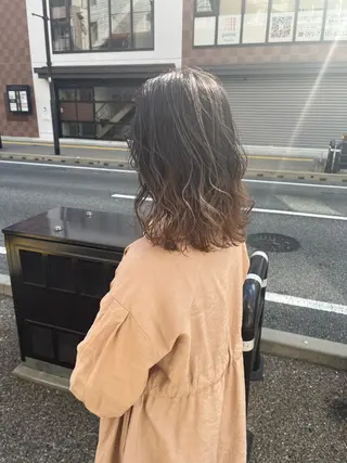 ミディアム カラー toki所属・ＳＨＵ ＮＴＡのヘアスタイル