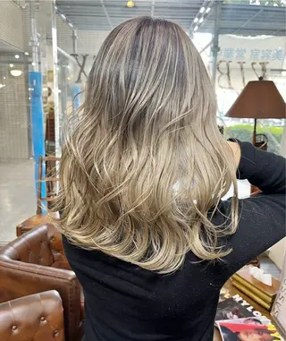 セミロング カラー モモカ/ハイトーン /バレイヤージュのヘアスタイル