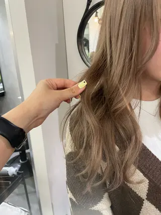 ロング 赤み無し柔らかカラー 【梅田】madokaのヘアスタイル