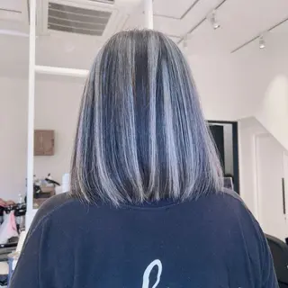 ミディアム カラー オフホワイトアンドなんば所属・福西 洋斗のヘアスタイル