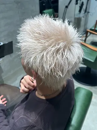 カラー モニカ本店所属・矢吹 ケビン 栄ハイトーンのヘアスタイル