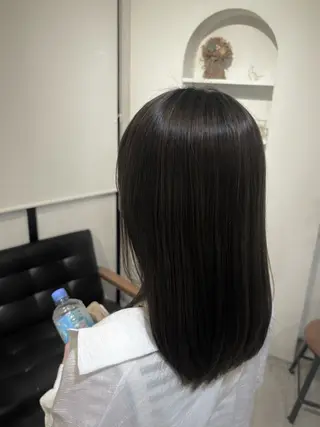 はしもとひより/ 艶カラー/ストレートのヘアスタイル