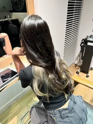 ロング カラー ツキダテ ユイのヘアスタイル