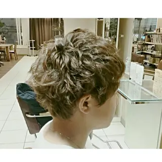 カラー パーマ メンズ ショート ショートヘア💫 ハイトーン西田拓馬のヘアスタイル