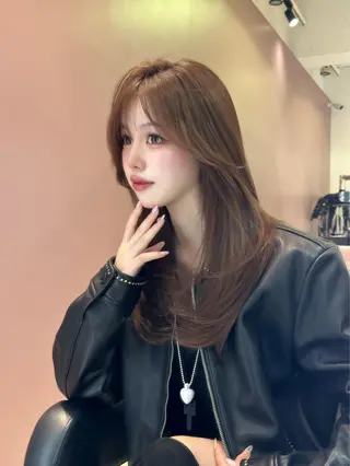 ロング カラー レイヤーカット 透明感カラーのヘアスタイル