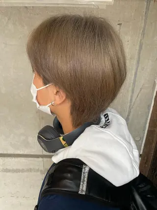 ショート 透け感ベージュ ／ミハルのヘアスタイル