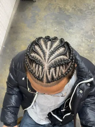 ヘアアレンジ メンズ コーンロウ／ブレイズ SYUのヘアスタイル