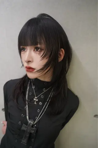 ミディアム がわ/ウルフカット /ブリーチカラーのヘアスタイル