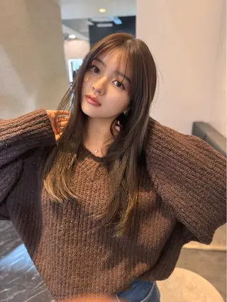 ロング カラー レイヤーカット 透明感カラーのヘアスタイル