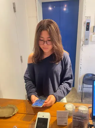 ミディアム カラー MIOベージュカラー 柔らかいカラーのヘアスタイル