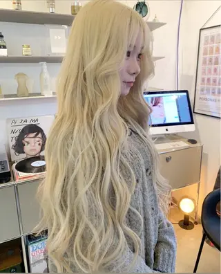 ロング カラー Ravo所属・キラ/ハイトーン/ ダブルカラーのヘアスタイル