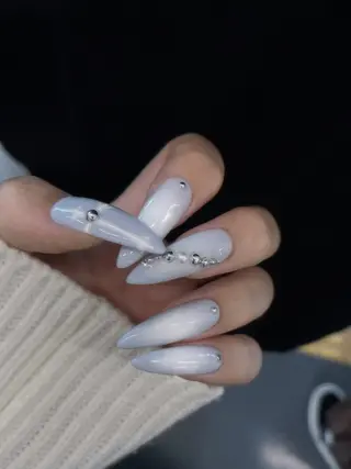 ネイル MINAMI໒꒱ Y2K、韓国ガーリーのネイルデザイン