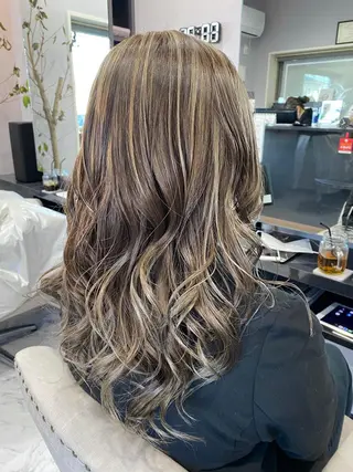 セミロング カラー FAVORE 【ファヴォーレ】のヘアスタイル