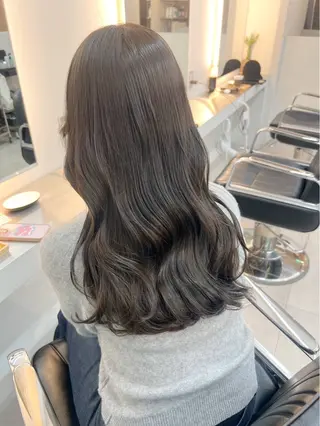 セミロング カラー 岡部 莉奈のヘアスタイル