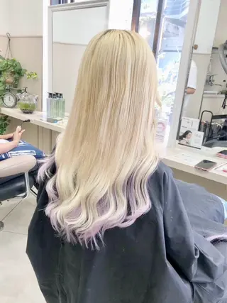 ロング ハイトーンカラー シールエクステのヘアスタイル