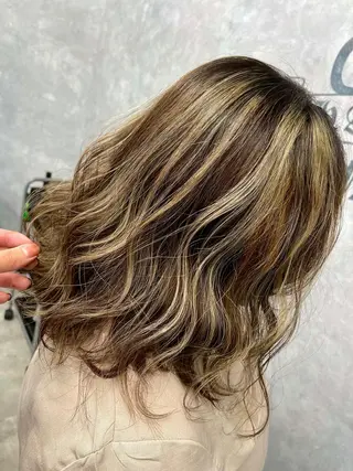 セミロング カラー オフホワイトアンドなんば所属・福西 洋斗のヘアスタイル