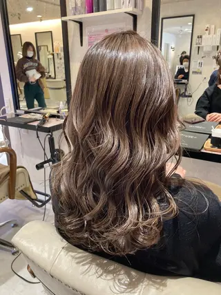 ロング カラー 濱田輝レイヤー 韓国風 ハイトーンのヘアスタイル