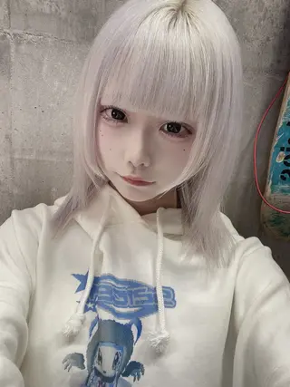 ミディアム カラー ホワイト&レイヤーカ ットエクステ長畠俊輔のヘアスタイル