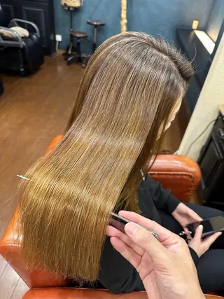 セミロング カラー 由谷 祥伍のヘアスタイル